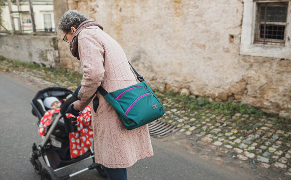 A person carrying the Icon crossbody.